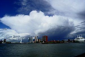 Wolk boven Rotterdam sur Michel van Kooten
