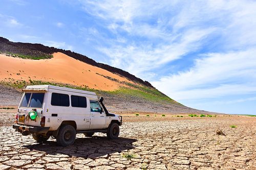 Droge woestijn voor de Landcruiser