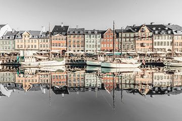 COPENHAGEN VINTAGE Nyhavn in the morning by Melanie Viola