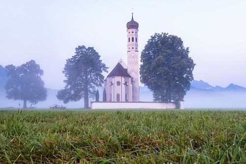 St Colomanskerk in de ochtendnevel bij Schwangau, Beieren