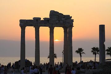 Apollo temple au coucher du soleil. sur Jeroen de Vries