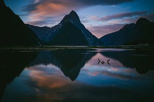 Zonsondergang bij Milford Sound van Jasper van der Meij