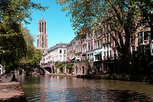 Blick auf den Dom von Utrecht vom Bootsanleger an der Oudegracht an einem schönen Frühlingstag. (liegend)