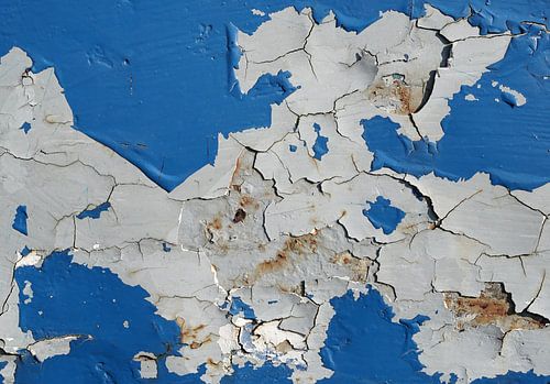 afbladderende blauwe verf op roestig metaal