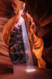 Der Ort, an dem Wasser durch Felsen fließt von Loris Photography