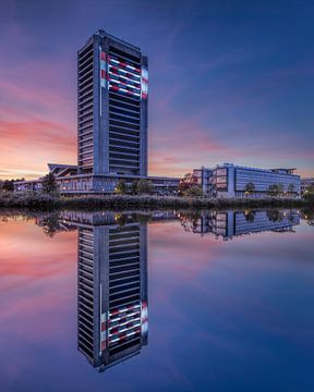 Noord-Brabant House bij zonsondergang weerspiegeld in een kanaal van Tony Vingerhoets