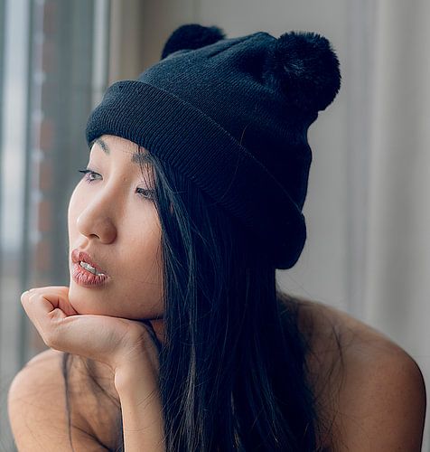 Portret of Minh-Ly met muts in kleur