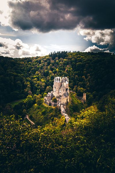 Kasteel Eltz in duitsland prachtig gelegen in de vallei van Fotos by Jan Wehnert