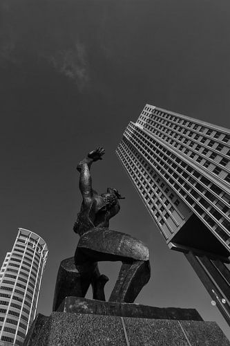 De verwoeste stad van Zadkine in B&amp;W