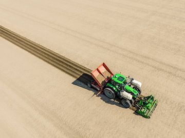 Traktor beim Einpflanzen von Kartoffelsetzlingen in den Boden im Frühjahr von Sjoerd van der Wal Fotografie