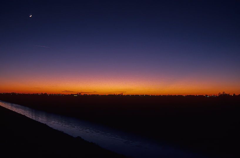Paysage d'hiver avec la lune au coucher du soleil. par Dick Termond