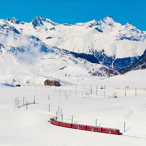 Bernina Express bij de Berninapas in Zwitserland