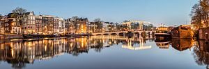 Grachtenhäuser an der Amstel in Amsterdam, Niederlande.