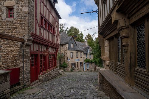 Een middeleeuwse straat in Dinan omzoomd met oude gebouwen