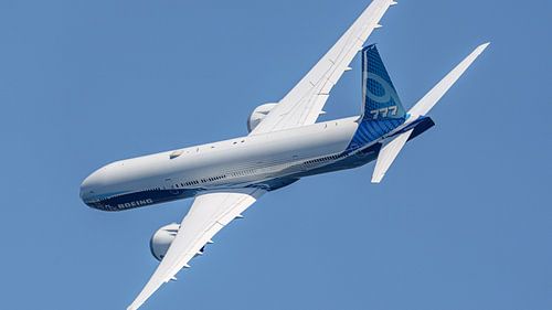 Vorbeiflug einer Boeing 777X Testmaschine.