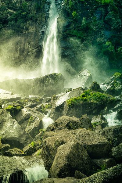 Foroglio Chute d&#039;eau dans les rochers par Nicc Koch