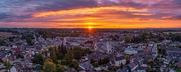 Panorama par drone du lever du soleil à Simpelveld dans le sud du Limbourg sur John Kreukniet
