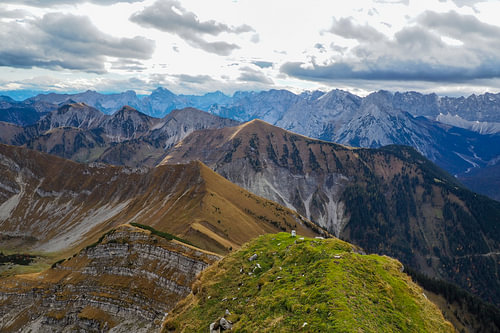 Indrukwekkende bergfoto van de Kotzen in Hinterriß - een krachtig alpenlandschap gekenmerkt door rotsen, bos en een heldere Karwendelsfeer. Perfect voor iedereen die van authentieke bergnatuur houdt.