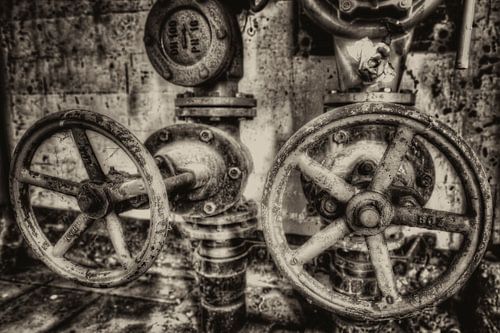 Zwart wit afsluiter in de Dongecentrale Geertruidenberg voormalige elektriciteitscentrale later verv