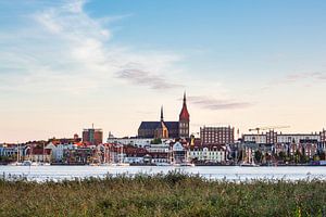 Blick über die Warnow auf die Hansestadt Rostock