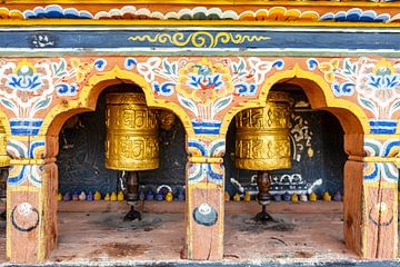 Gebedsmolens in het Chimi Lhakhang klooster in Punakha, Bhutan, Azië van WorldWidePhotoWeb