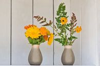 Ausschmücken des Gartens mit Ringelblumen in Vasen und einem weißen Brokatschrank von Jolanda de Jong-Jansen Miniaturansicht