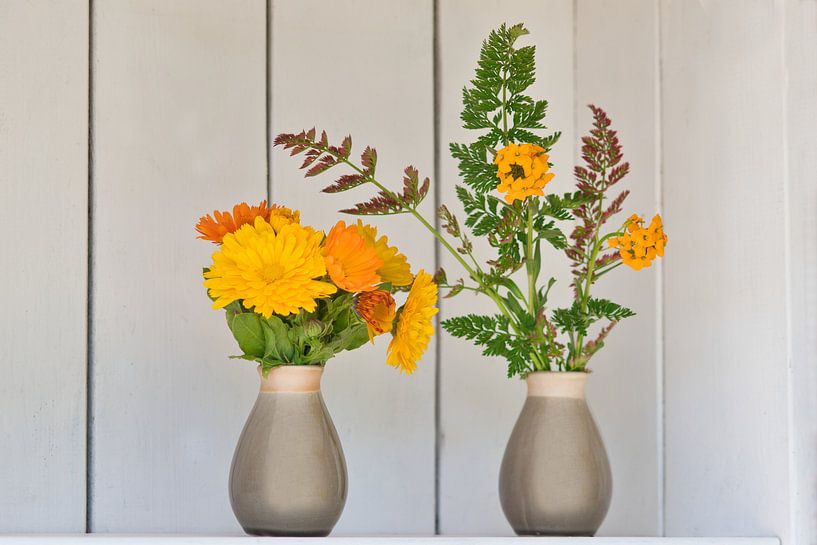 Ausschmücken des Gartens mit Ringelblumen in Vasen und einem weißen Brokatschrank von Jolanda de Jong-Jansen