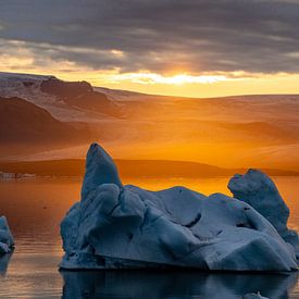 Zonsondergang bij Jökulsárlón in Zuid-IJsland van Gerry van Roosmalen