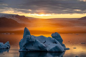 Sunset at Jökulsárlón in southern Iceland by Gerry van Roosmalen