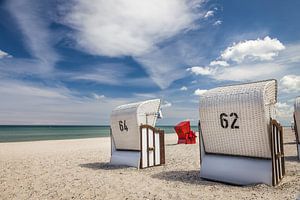 Weiße und rote Strandkörbe in Zingst