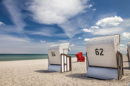 Weiße und rote Strandkörbe in Zingst by Christian Müringer
