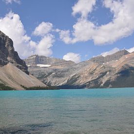 Azuurblauw meer in de Canadese Rocky Mountains van Lucie Lindeman