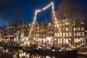 Amsterdam beleuchtetes klassisches Segelboot in der Innenstadt cana