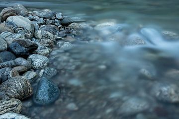 rotsen in het water van Noorwegen van Karijn | Fine art Natuur en Reis Fotografie