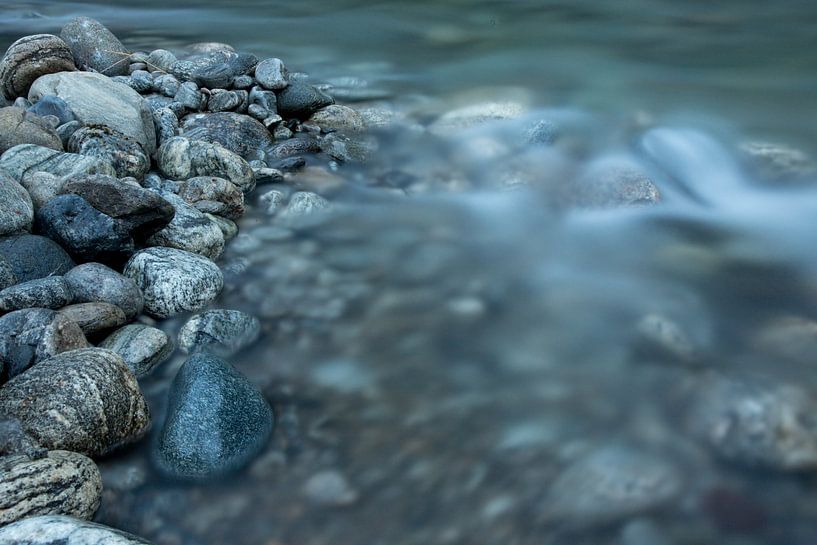 Felsen im Wasser von Norwegen von Karijn | Fine art Natuur en Reis Fotografie