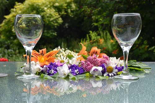 Ein Tisch im Garten für zwei Personen