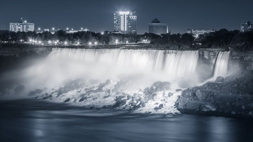 American Falls, en noir et blanc, avec une touche de bleu par Henk Meijer Photography