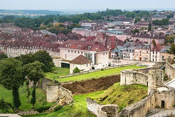 Panorama over Falaise vanaf de kasteeltoren gezien. van Ron Poot