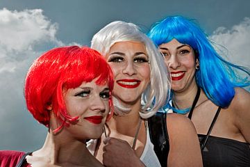 Nederland, Koningsdag. Meisjes met pruiken in rood, wit en blauw. van Frans Lemmens