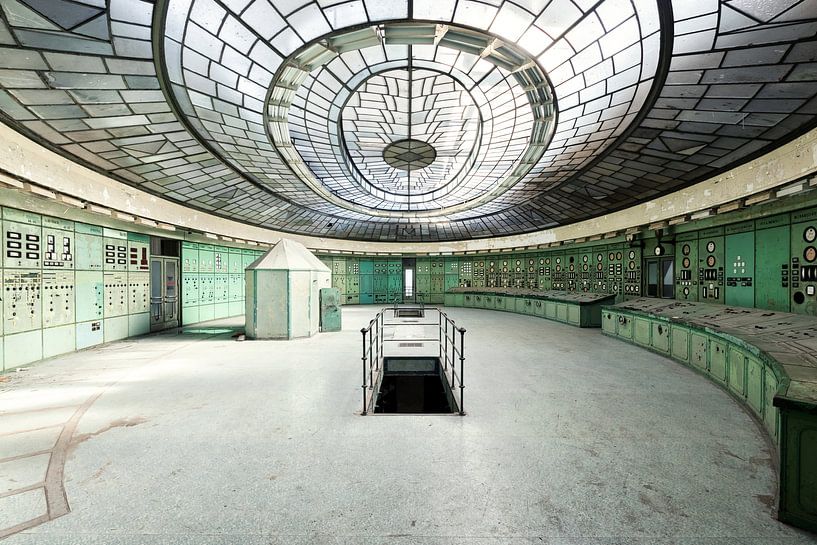 Abandoned control room - Spaceship by Times of Impermanence