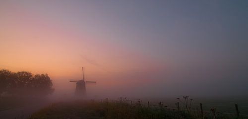 Panorama landschap van Hollandse Molen in de ochtendmist
