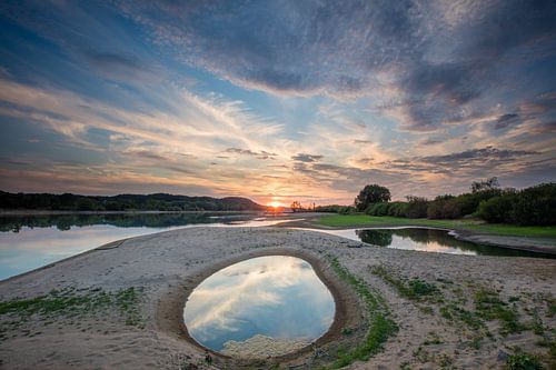 Zonsondergang Elbe rivier in Duitsland met flarde van wolke en reflectie van de lucht