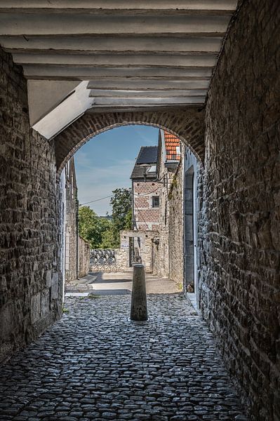 Doorkijk, steegje in Limbourg, België van Martine Dignef
