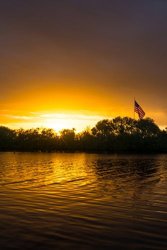 USA, Florida, Brandende verbazingwekkende oranje zonsondergang op het water