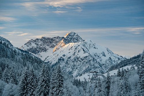 prachtige zonsopgang in de winter in de Allgäuer Alpen in het Kleinwalsertal op de Widderstein