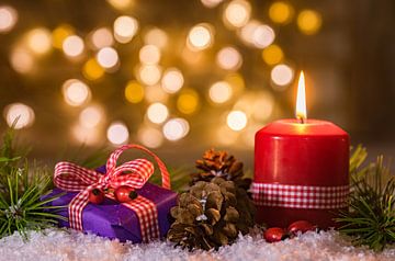 Weihnachten Kerze und Geschenk-Box auf Schnee mit Lichtern Hintergrund von Alex Winter