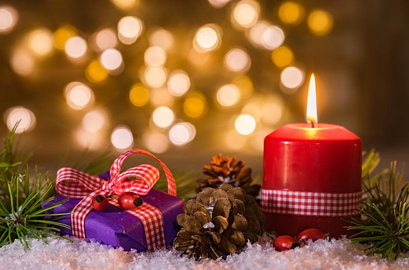 De kaars en de giftdoos van Kerstmis op sneeuw met lichtenachtergrond van Alex Winter