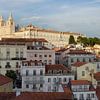 Een panoramisch uitzicht over de Alfama - Prachtig Lissabon van Rolf Schnepp