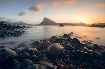 Magischer Sonnenaufgang auf den Lofoten