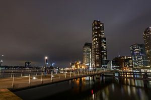 Het zijaanzicht van de Rijnhaven-brug 's nachts van Gea Gaetani d'Aragona